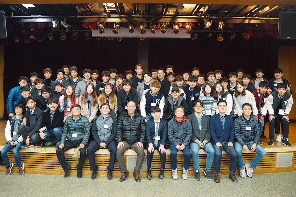 2017년 가을 로봇전시회에서 회원들이 함께 찍은 단체 사진